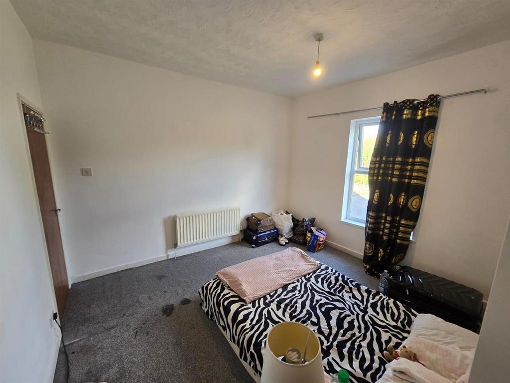 Bedroom 1.jpg