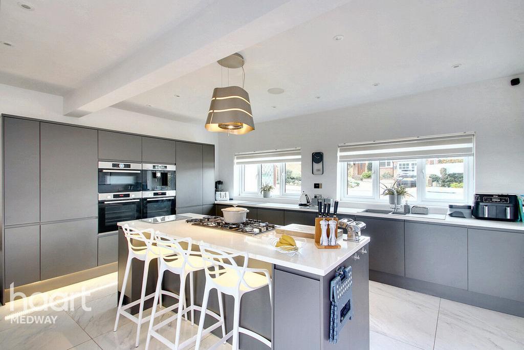 Burdett Avenue, Gravesend 5 bed detached house for sale £750,000
