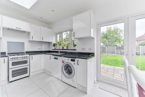 12 Beverley Gardens, Worcester Park, KT4 8AG