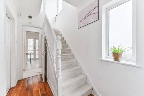 12 Beverley Gardens, Worcester Park, KT4 8AG