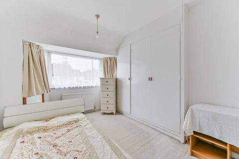 12 Beverley Gardens, Worcester Park, KT4 8AG