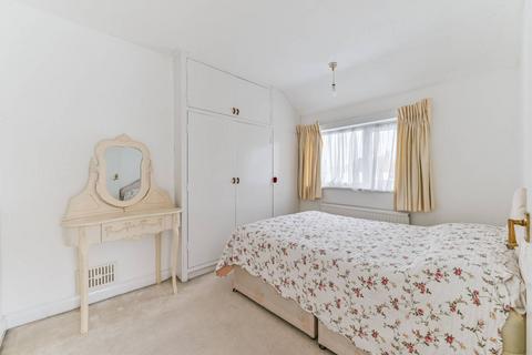 12 Beverley Gardens, Worcester Park, KT4 8AG
