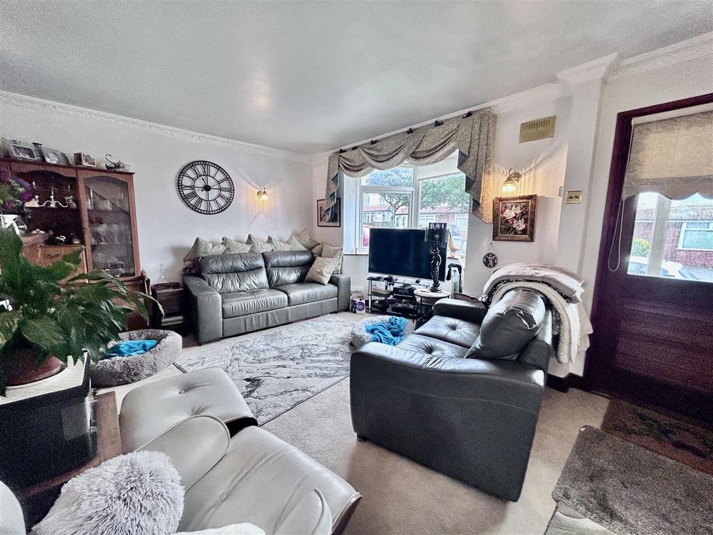 Arlington Gardens, Margate, CT9 3 bed semidetached house for sale £