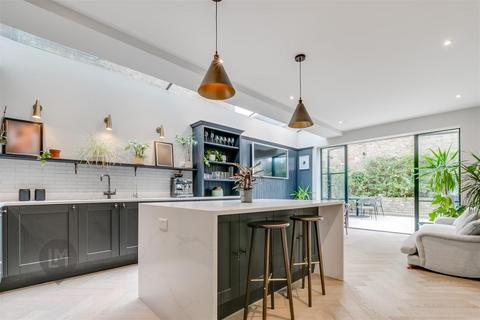 4 bedroom house for sale, Lavenham Road, London