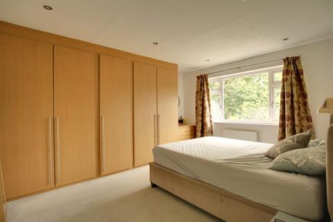 60 Shaef Way, Teddington, TW11 0DQ
