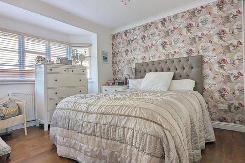 35 Cherry Tree Avenue, Haslemere, GU27 1JP
