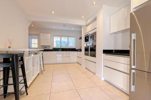 4 bedroom semi-detached house to rent, Broadoak End, Hertford