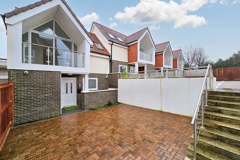 3 bedroom terraced house to rent, West Street, Haslemere, Surrey, GU27