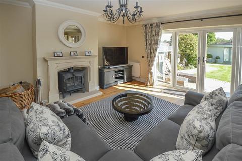 44 Greenway, Romford, RM3 0HH