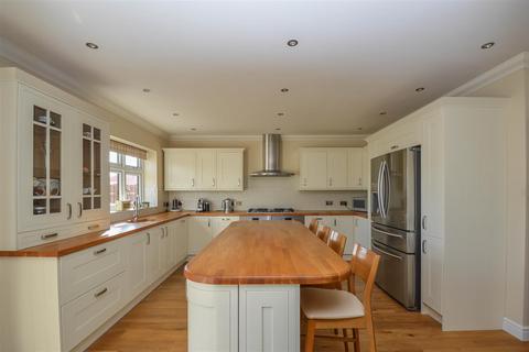 44 Greenway, Romford, RM3 0HH
