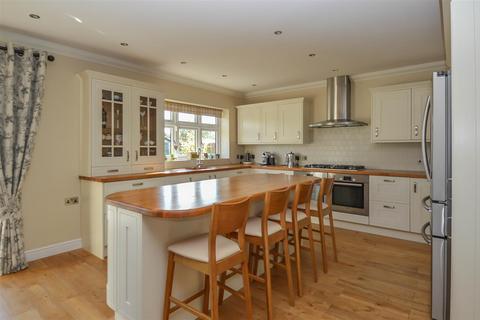 44 Greenway, Romford, RM3 0HH