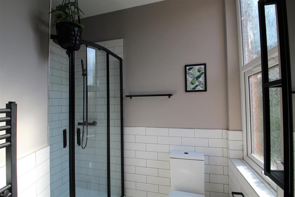 Bathroom 1 2.jpg