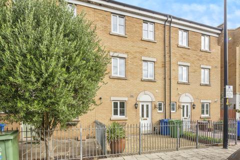 4 bedroom townhouse to rent, Macfarland Grove London SE15