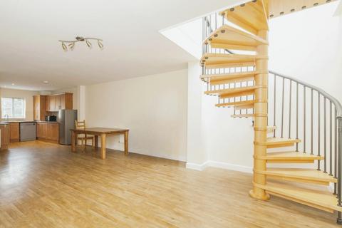 4 bedroom townhouse to rent, Macfarland Grove London SE15