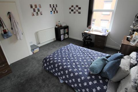 3 bedroom terraced house to rent, Meadow View, Hyde Park, Leeds, LS6 1JQ