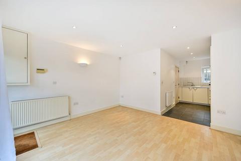 3 bedroom mews to rent, Marylebone Gardens, East Sheen, Richmond, TW9