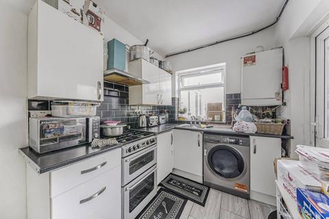 2 bedroom flat for sale, Westview Close, Neasden, London, NW10