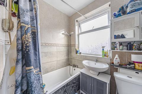 2 bedroom flat for sale, Westview Close, Neasden, London, NW10