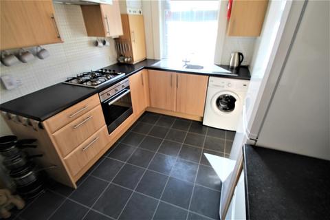 4 bedroom terraced house to rent, Beechwood Mount, Burley, Leeds, LS4 2NQ