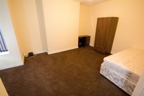 4 bedroom terraced house to rent, Brudenell Road, Hyde Park, Leeds, LS6 1HA