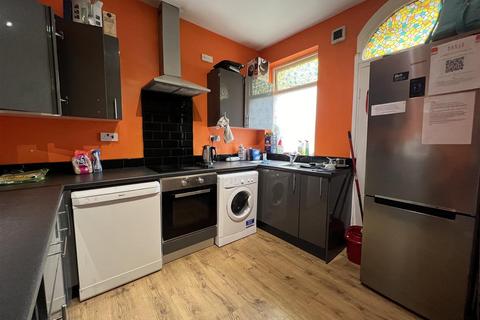 4 bedroom terraced house to rent, Harold Terrace, Hyde Park, Leeds, LS6 1PG