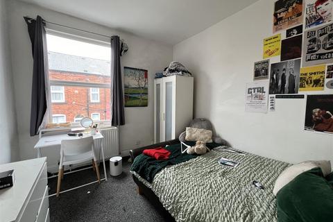 4 bedroom terraced house to rent, Harold Terrace, Hyde Park, Leeds, LS6 1PG