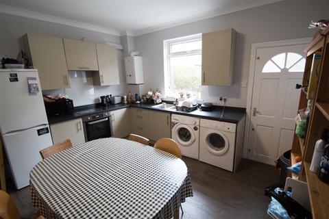 4 bedroom terraced house to rent, Mayville Place, Hyde Park, Leeds, LS6 1NE