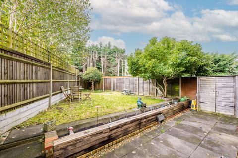 24 Cranmer Close, Warlingham, CR6 9SW