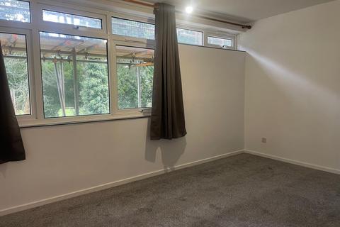 2 bedroom flat to rent, Deerswood Court, Crawley