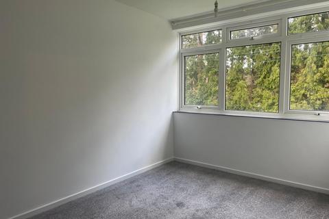 2 bedroom flat to rent, Deerswood Court, Crawley