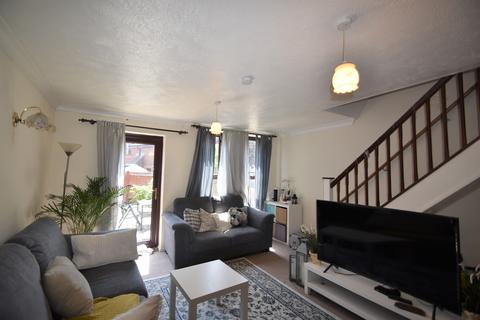 2 bedroom terraced house to rent, Grays Court, Hampshire PO1