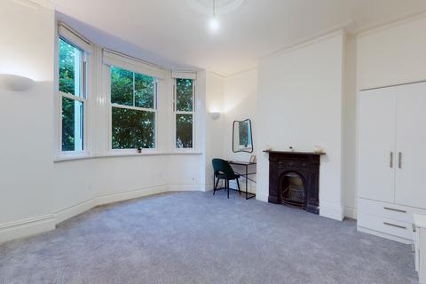 3 bedroom flat to rent, Askew Road, London W12