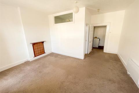 Studio to rent, Willesden House, Bush Row, Haverfordwest