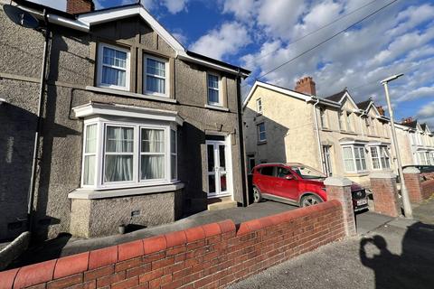 3 bedroom semi-detached house to rent, The Grove, Carmarthen,