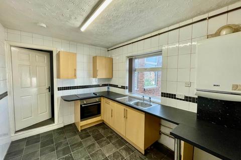 3 bedroom flat to rent, Wellington Road, Gateshead NE11