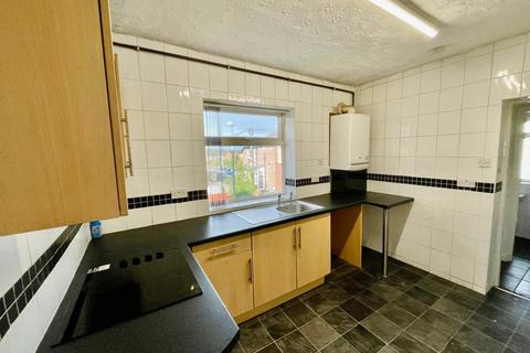 3 bedroom flat to rent, Wellington Road, Gateshead NE11