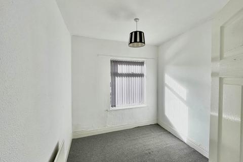 3 bedroom flat to rent, Wellington Road, Gateshead NE11