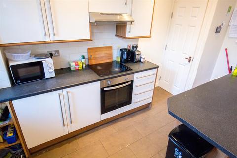 5 bedroom terraced house to rent, Royal Park Avenue, Hyde Park, Leeds, LS6 1EZ