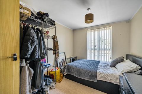 2 bedroom flat for sale, Knaphill,  Woking,  GU21