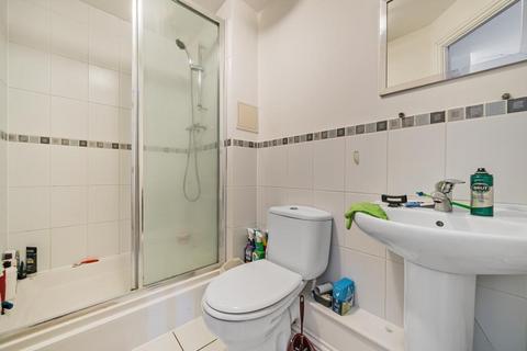 2 bedroom flat for sale, Knaphill,  Woking,  GU21