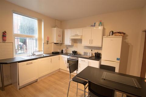 4 bedroom terraced house to rent, Welton Place, Hyde Park, Leeds, LS6 1EW