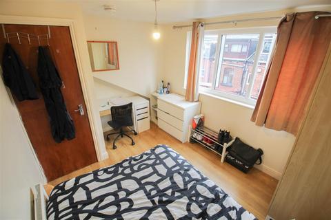 4 bedroom terraced house to rent, Welton Place, Hyde Park, Leeds, LS6 1EW