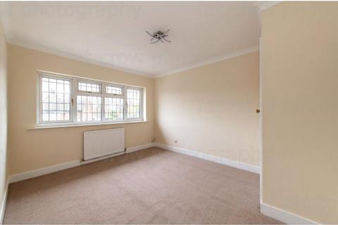 126 Marling Way, Gravesend, DA12 4RE