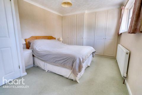 3 bedroom semi-detached house for sale, Queenswood Crescent, Watford