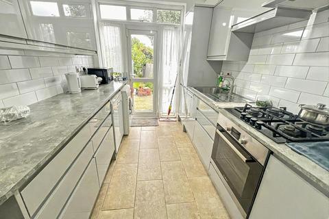 4 bedroom semi-detached house to rent, Church Street, Edmonton