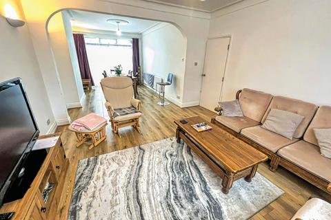 4 bedroom semi-detached house to rent, Church Street, Edmonton