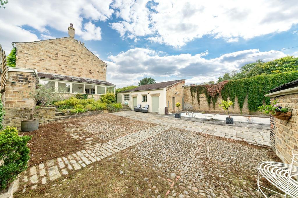 Side courtyard