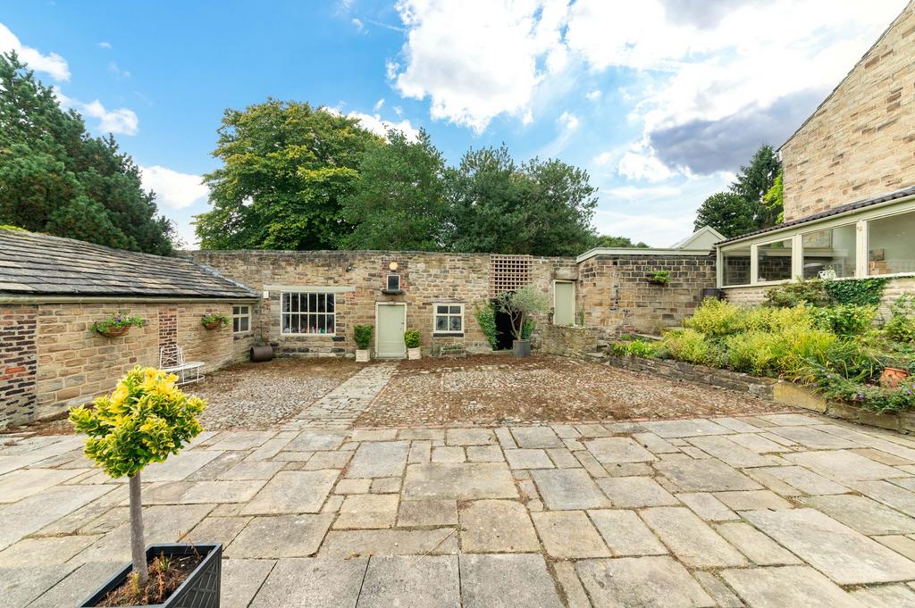 Side courtyard