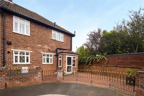 3 bedroom end of terrace house for sale, Mapledene Road, London Fields, London, E8