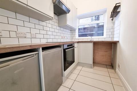 2 bedroom flat to rent, Oakfield Road, Croydon